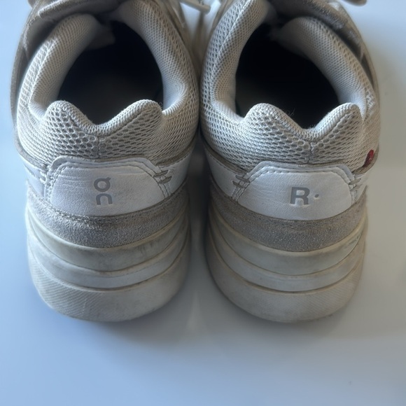 ON RUNNING The Roger Advantage in White Size 7.5 - Picture 5 of 9